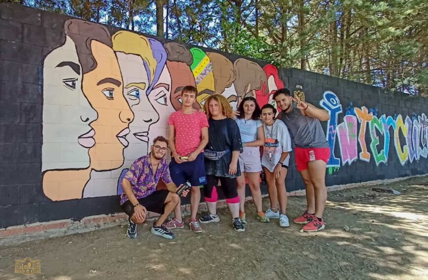Jóvenes del programa “OjeaDoreS” de Tomelloso realizaron mural/graffiti basado en la reducción de las desigulaldades