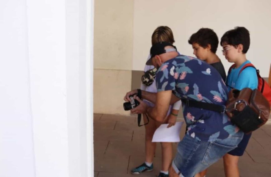 Una veintena de chicos y chicas participan en el taller de fotografía en la Casa de la Juventud de Manzanares durante julio y agosto