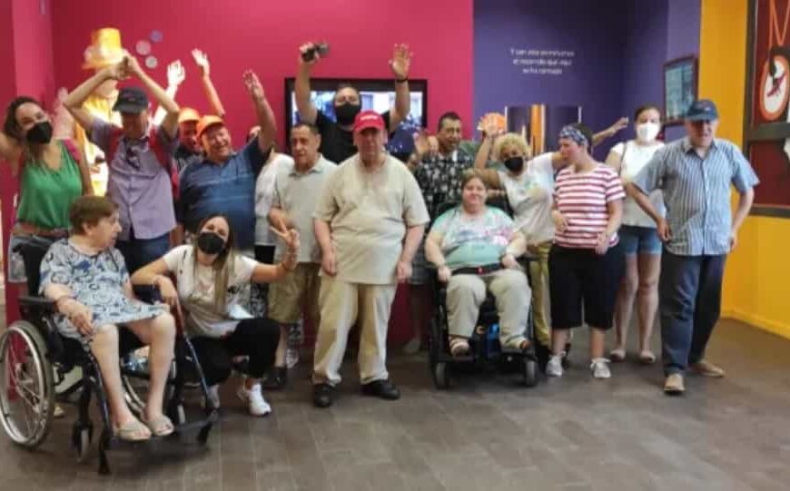 Una visita al Museo del Carnaval han realizado los usuarios y usuarias de la Fundación “Fuente Agria” de Puertollano