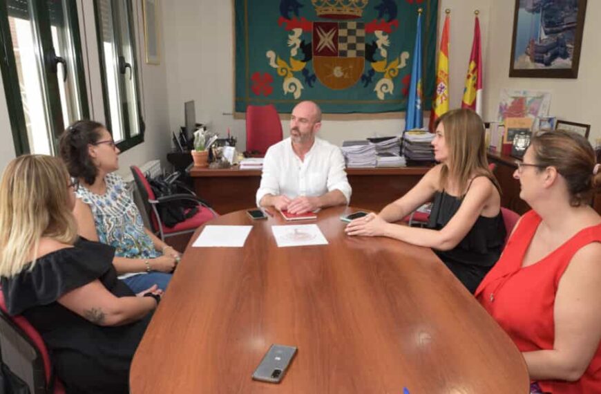 El alcalde recibe a la nueva asociación ‘El árbol del Alba’