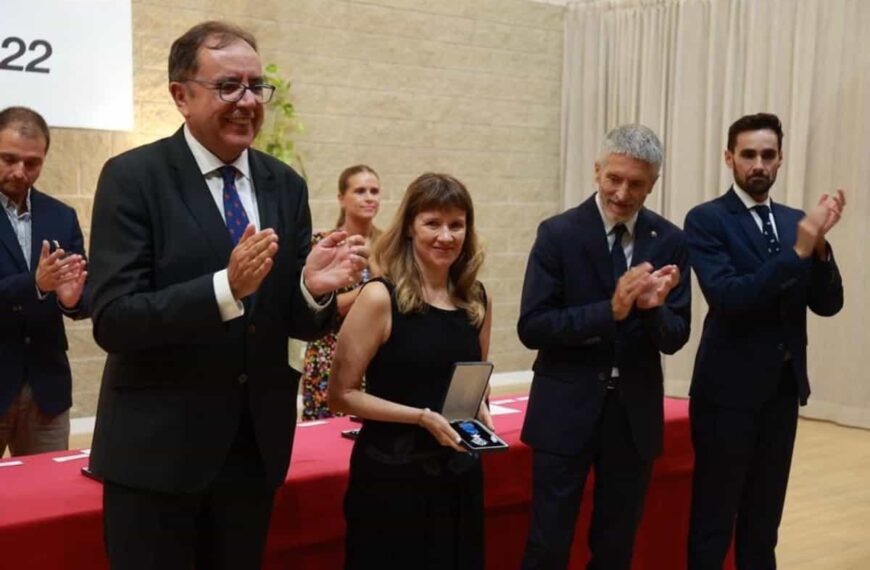 La profesora la UCLM Cristina Rodríguez recibe la Medalla de Plata al Mérito Social Penitenciario de manos de Marlaska