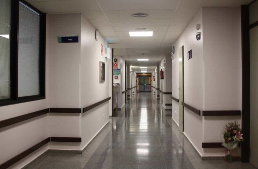 Un trabajador sufre un fuerte traumatismo al caerle en la cabeza un cuadro eléctrico en Herencia