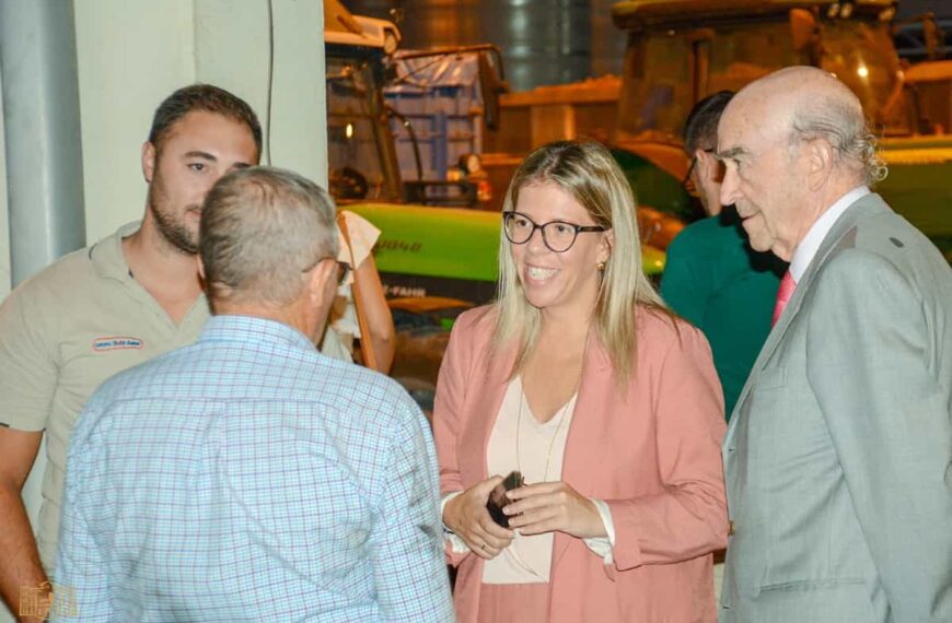 La Bodega y Almazara Virgen de las Viñas en plena campaña de la vendimia recibió ayer la visita de la alcaldesa de Tomelloso