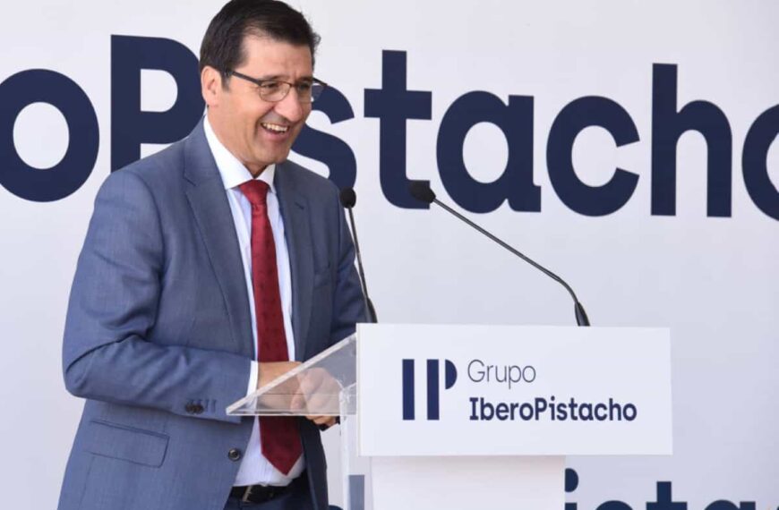 Caballero destaca la importancia de impulsar la comercialización internacional del pistacho y ofrece el apoyo al sector con una feria como la de FENAVIN