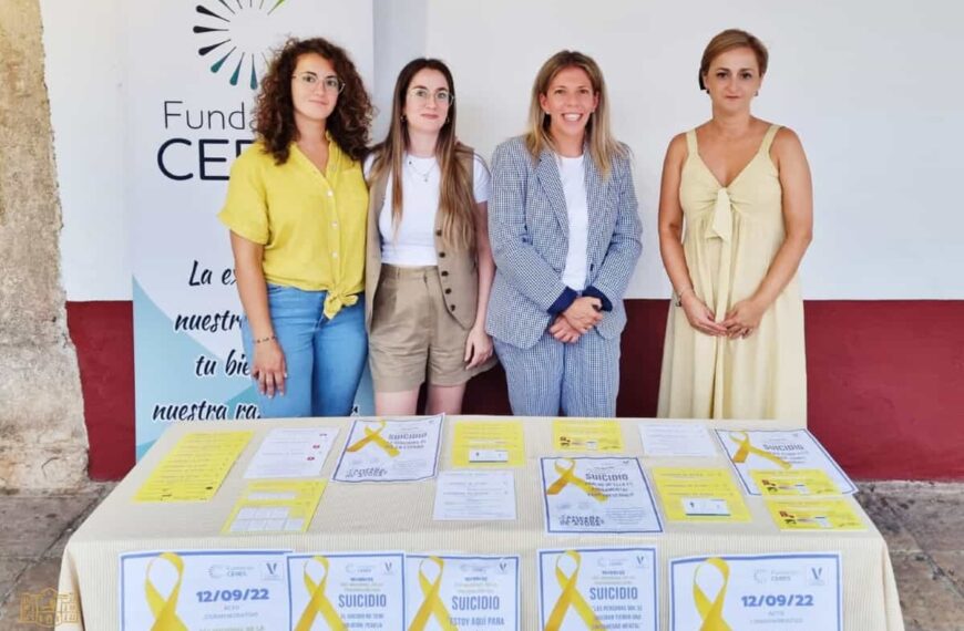 Una mesa informativa de la campaña “Llamadas de ayuda” para prevención de suicidio instaló la Fundación CERES en la Plaza de España de Tomelloso