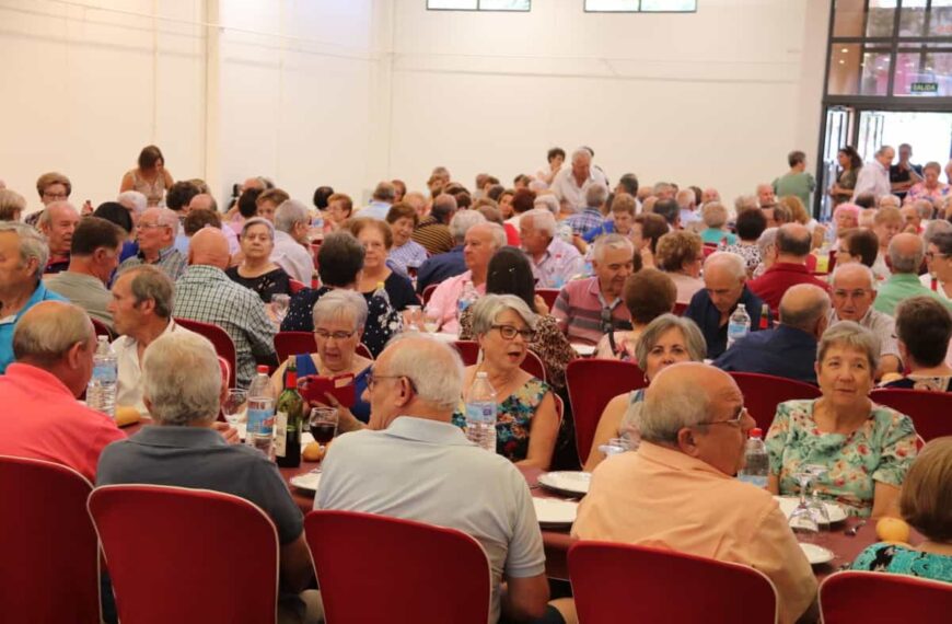 600 personas han participado en la comida homenaje a las personas mayores en el pabellón de muestras de Fercam en Manzanares