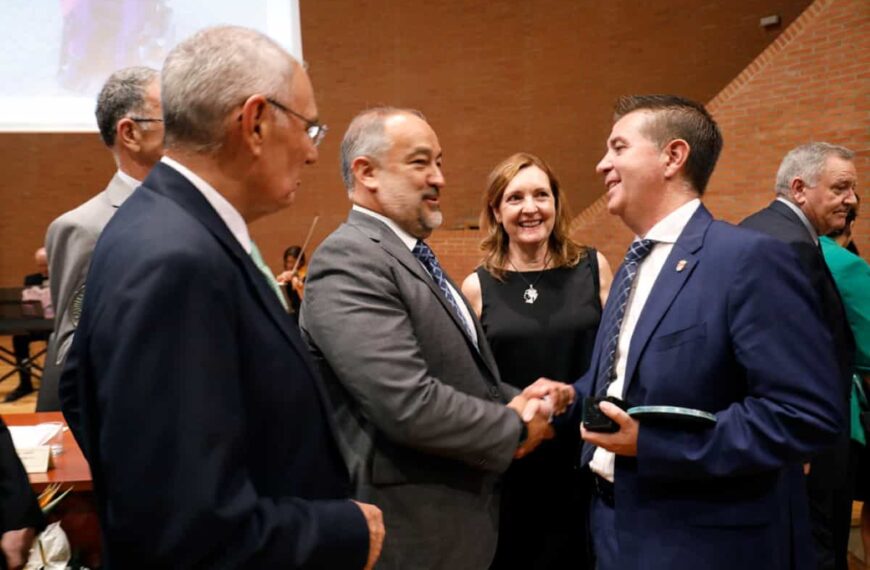 Por su apoyo financiero a la implantación del programa UCLMRural la Diputación de Albacete ha recibido un reconocimiento de la UCLM