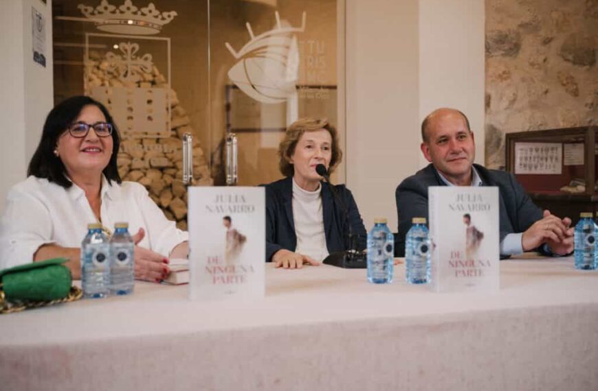 La escritora Julia Navarro atrajo a muchos admiradores de la región a Villarrubia de los Ojos para presentar su último libro