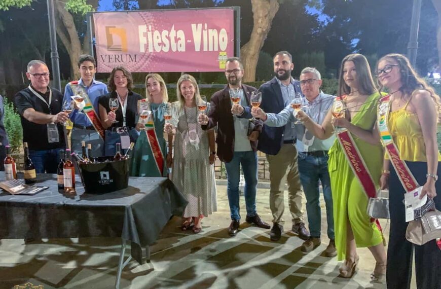 La exitosa 10ª Fiesta del Vino de Tomelloso se celebró el pasado viernes con más de 2.000 asistentes a los Jardines del Parque de la Constitución