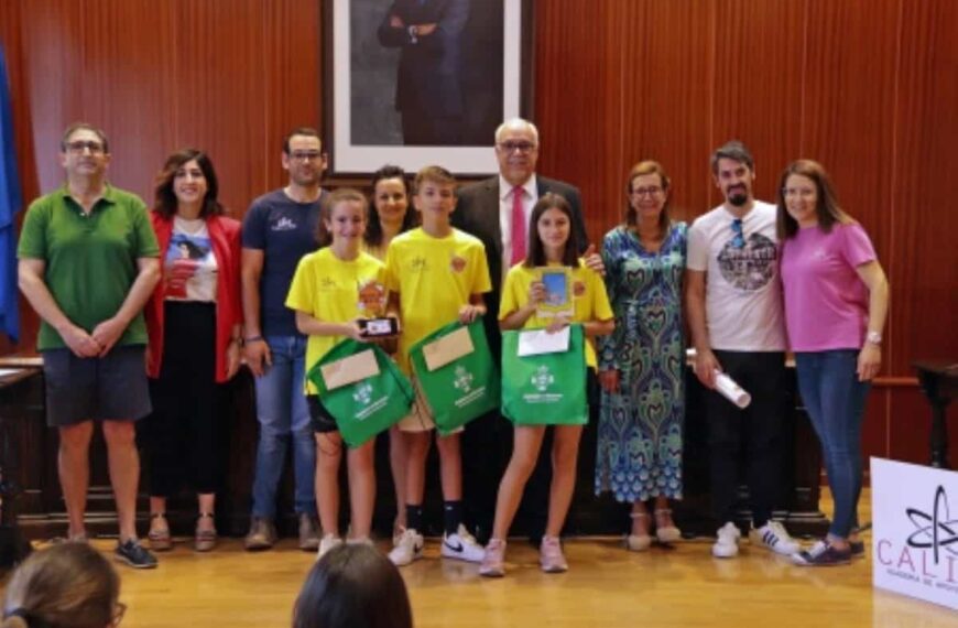 Los niños y niñas participantes en el concurso ‘ManzaQuiz’ recibieron sus premios de manos del alcalde de Manzanares
