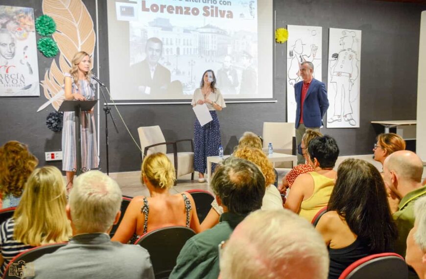 Lorenzo Silva ha rendido tributo a García Pavón dentro de las actividades organizadas por la biblioteca de Tomelloso
