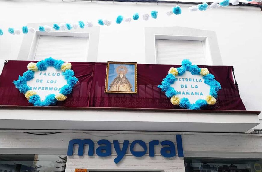 Una petalada de 3.000 rosas y claves al paso de la Virgen de Gracia por la calle Aduana de Puertollano la noche de mañana, 8 de septiembre