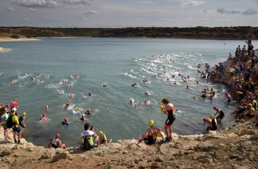 Adrián Salto gana el II Triatlón Lagunas de Ruidera celebrado en el entorno del castillo de Peñarroya