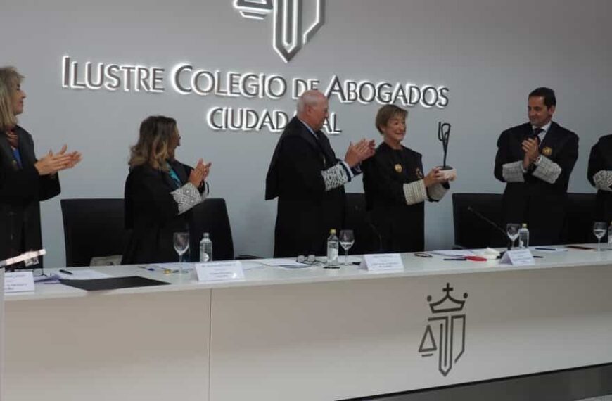 Los abogados celebran a su patrona, Santa Teresa de Jesús, con varias distinciones y actos