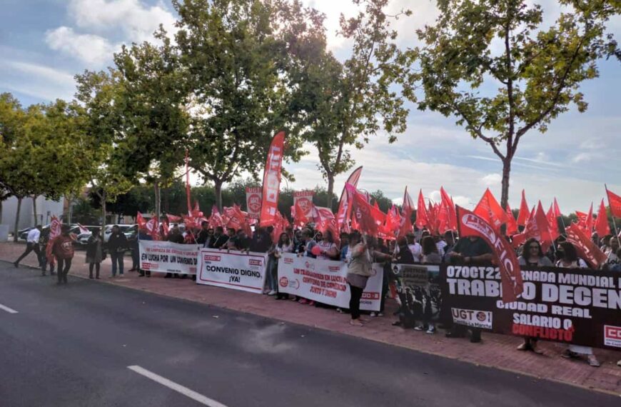 Centenares de delegados de UGT y CCOO se concentran en C-LM para exigir a la patronal responsabilidad y justicia salaria