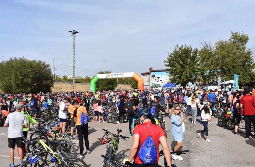 Cerca de 2.500 personas pedalean en Ciudad Real para reivindicar la bicicleta como vehículo eficiente y sostenible