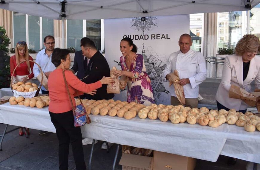 Ciudad Real celebra el Día Mundial del Pan con el reparto de 6.500 bollitos