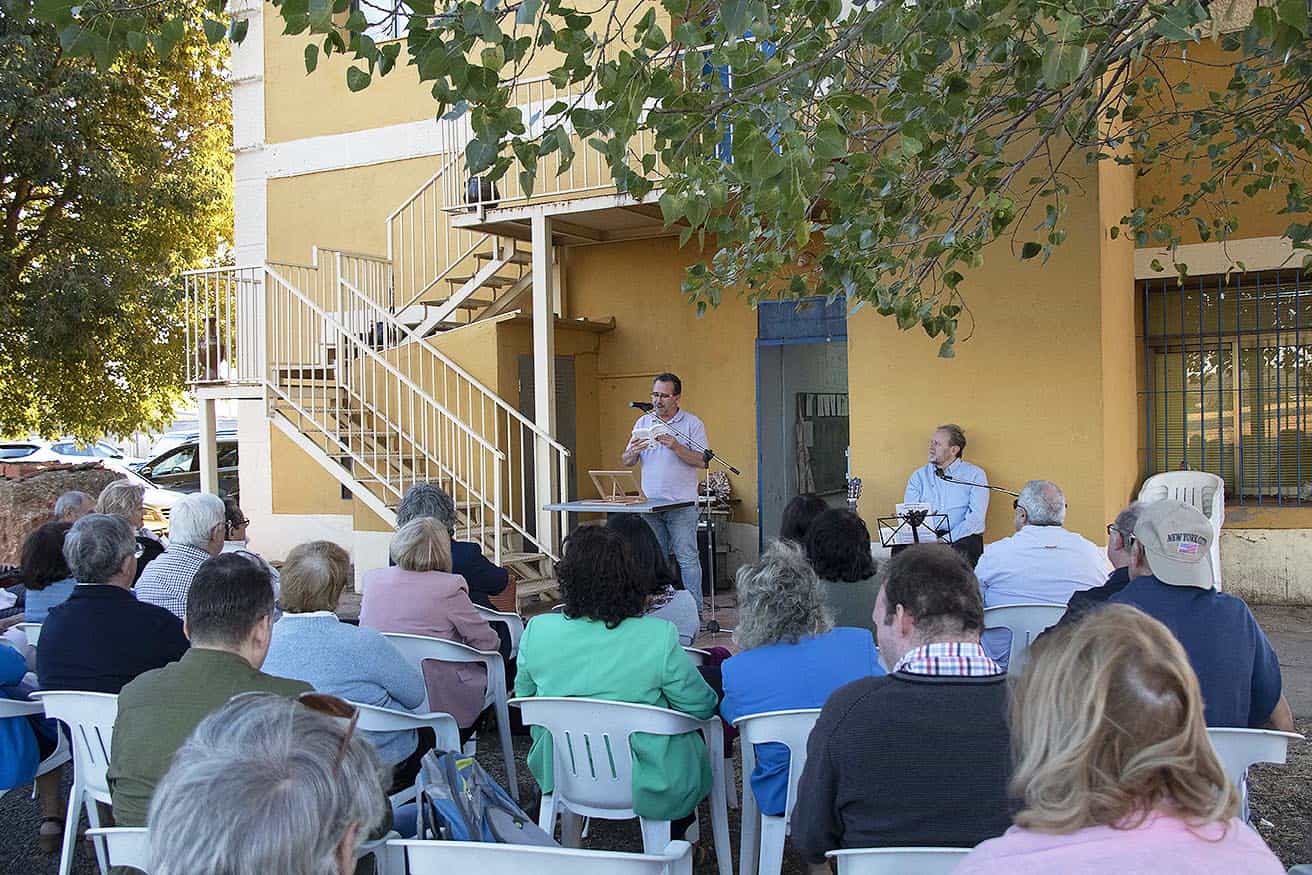 El Centro Alfarero La Estación de Argamasilla de Calatrava, vivió una maravillosa y cálida tarde otoñal de versos