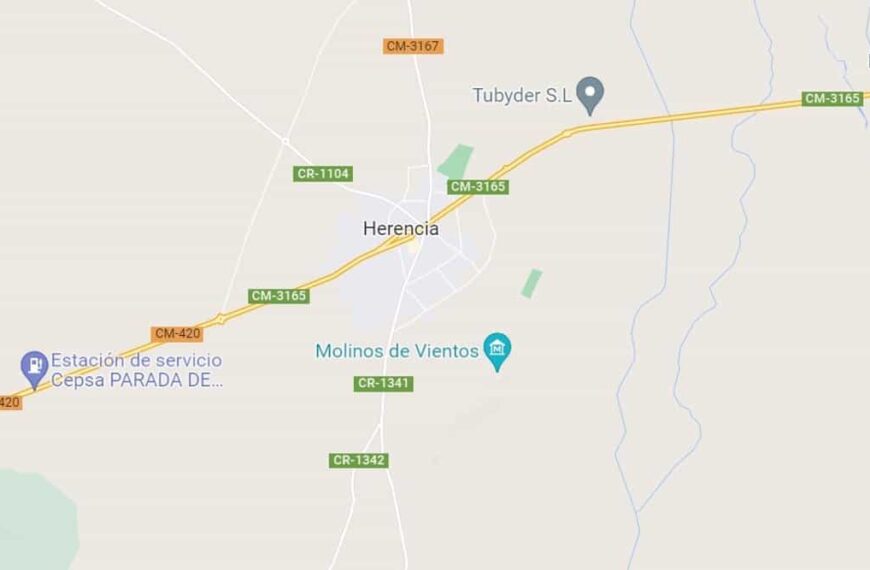 El incendio de un camión que transportaba colchones obliga a cortar un carril de la A-4 en Herencia