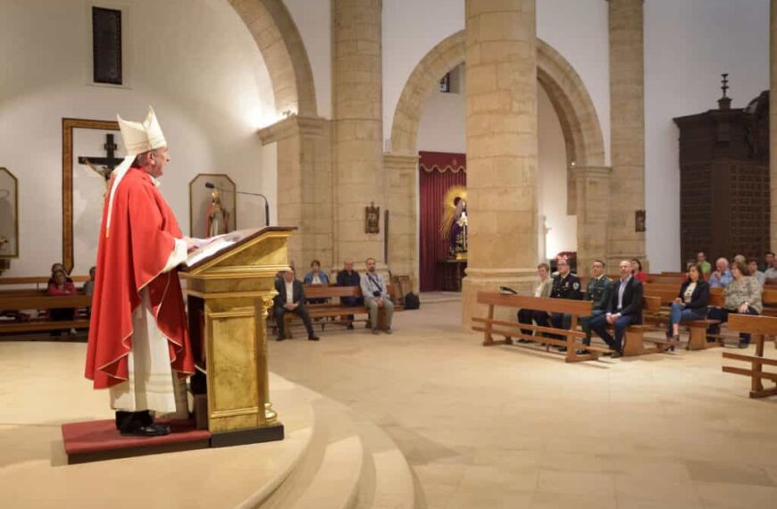 El obispo de Ciudad Real bendice las entradas de la iglesia parroquial reformadas recientemente