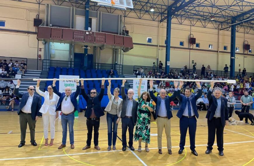 La ONCE monta un “bastón blanco” gigante y una exhibición de perros guía en Ciudad Real