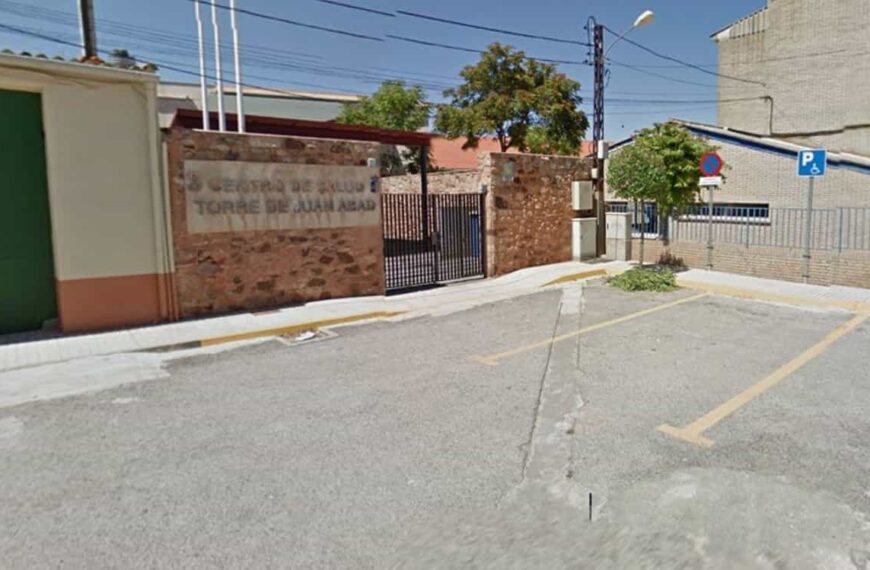 Un hombre se persona en el centro de salud de Torre de Juan Abad con una herida por arma de fuego en el pecho