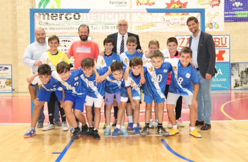 Entregaron camisetas a los casi 1.000 niños y niñas de las escuelas deportivas municipales de Manzanares que también recibirán un chándal