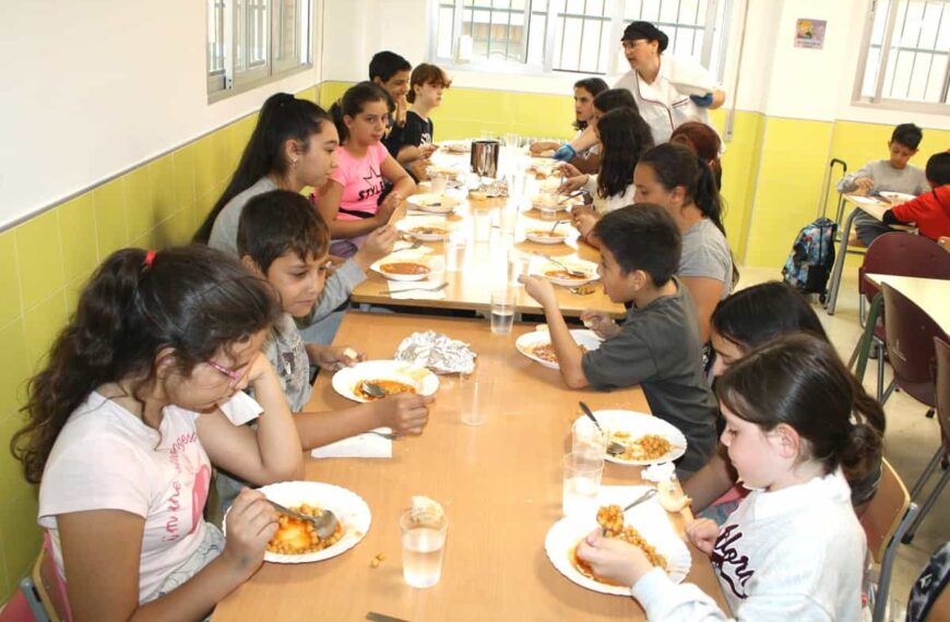 El nuevo comedor del colegio Menéndez Pelayo de Puertollano atiende a 49 escolares, de los que 40 son becados