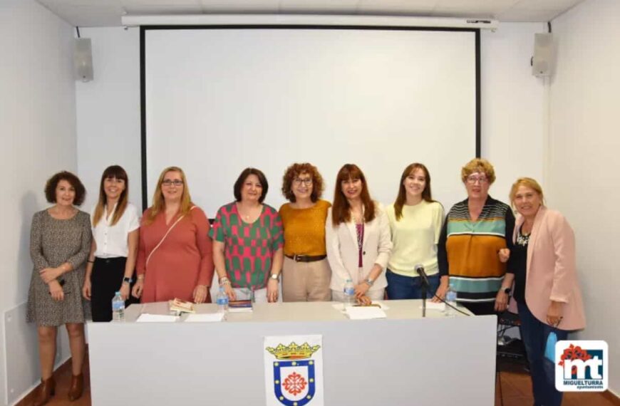 Café literario y tertulia en la celebración del Día de las Escritoras en Miguelturra organizado por la la Asociación de Empleadas de Hogar