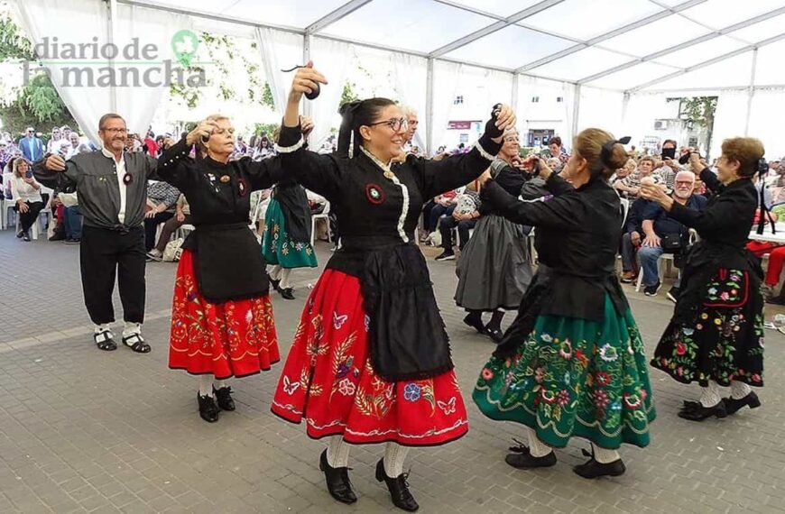 Cerca de un millar de personas asisten al I Encuentro Regional de Centros de Mayores celebrado en Quintanar