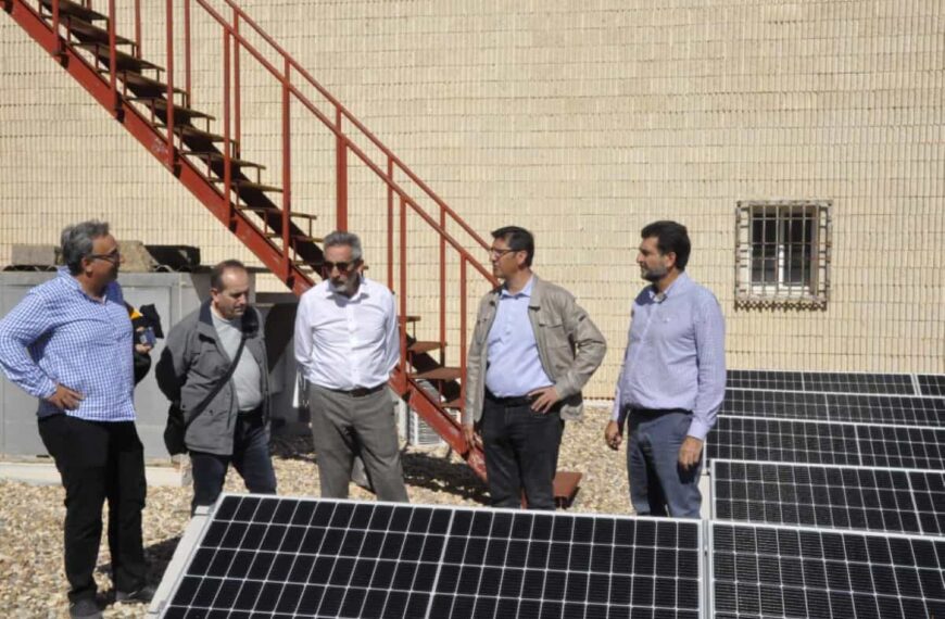 Caballero visitó las nuevas instalaciones fotovoltaicas en los edificios municipales de Valdepeñas financiadas por IDAE y la Diputación