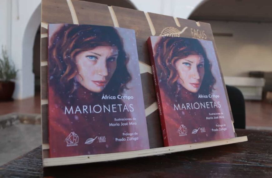 Presentado el libro ‘Marionetas’ de África Crespo con ilustraciones de María José Mira en el patio del mercado municipal de Manzanares