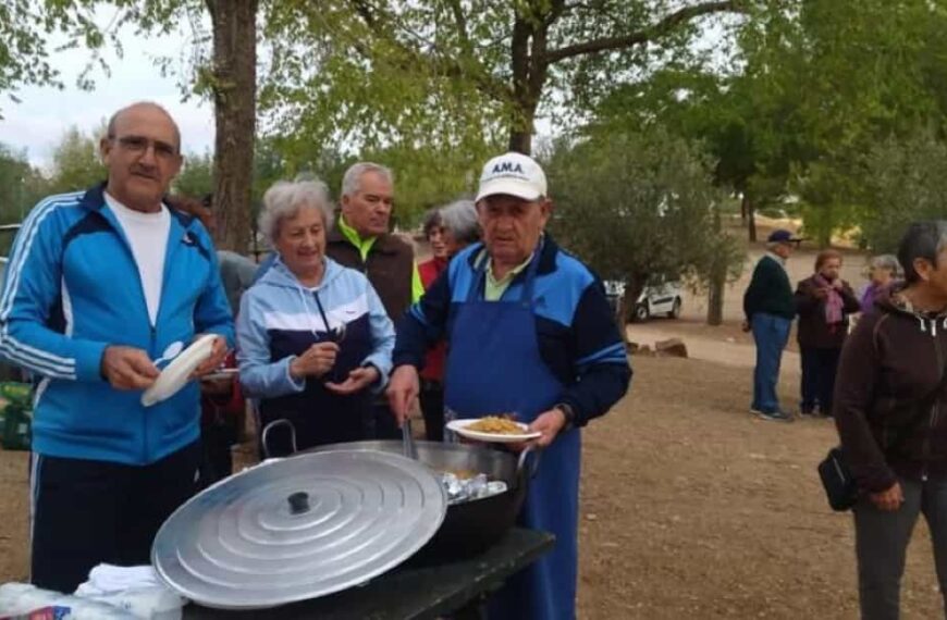 49 usuarios del Centro de Día de Mayores de Miguelturra realizaron aprovechan un paseo/marcha a San Isidro
