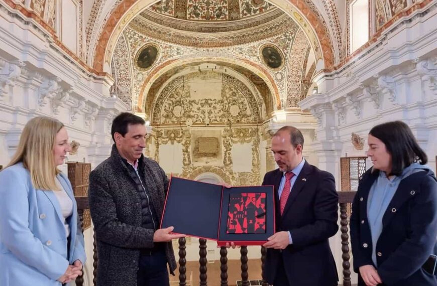 Las Cortes reconocen con un ejemplar conmemorativo del Estatuto a Almagro, localidad que alumbró el proyecto autonómico