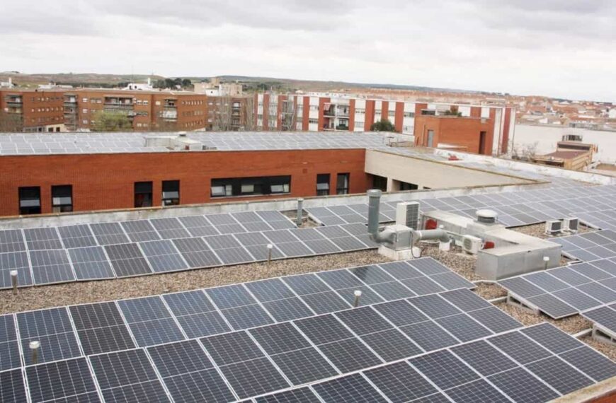 Trasladan al hospital a un trabajador tras precipitarse unos dos metros y medio desde una escalera en Alcázar