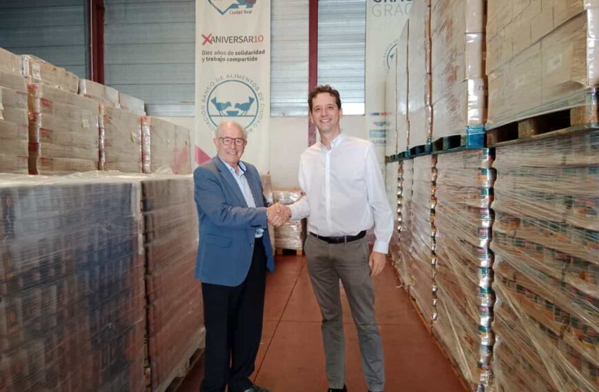 Aguas de Puertollano entregó al Banco de Alimentos una aportación de 600 euros para ayudar a las personas que más dificultades económicas y/o sociales tienen en la actualidad