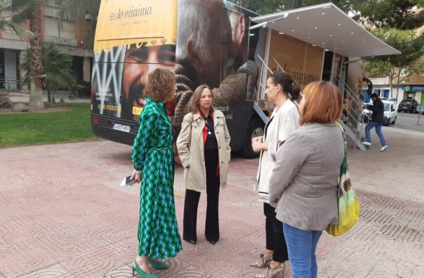La subdelegada del Gobierno de España en Ciudad Real visita el autobús del Ingreso Mínimo Vital