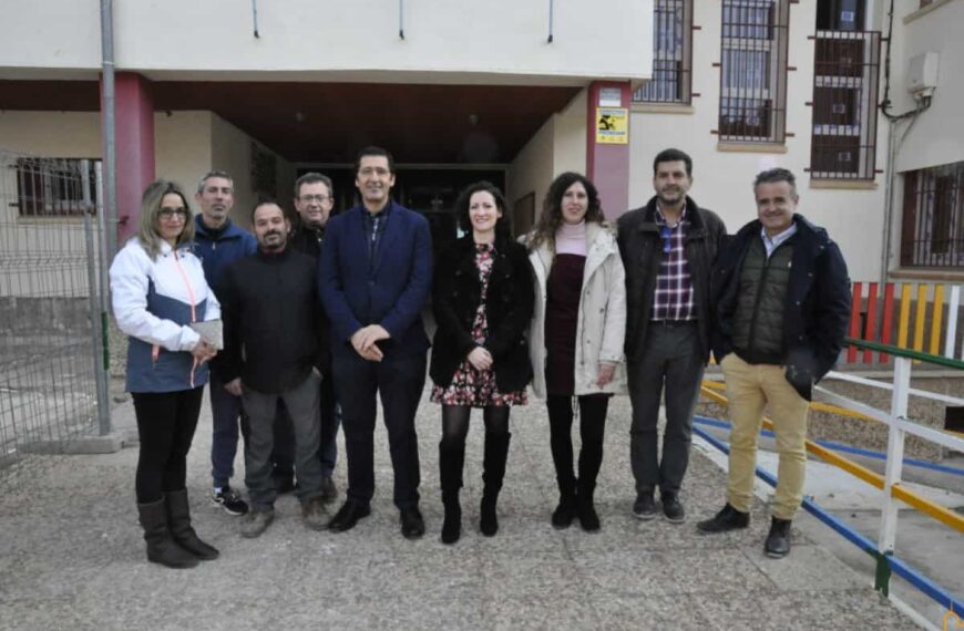 En el colegio público Santiago Apóstol de Albaladejo se llevan a cabo obras en materia de ahorro y eficiencia energética