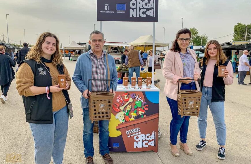 Campaña de información y sensibilización sobre el uso doméstico del contenedor marrón en estand del mercadillo de Tomelloso