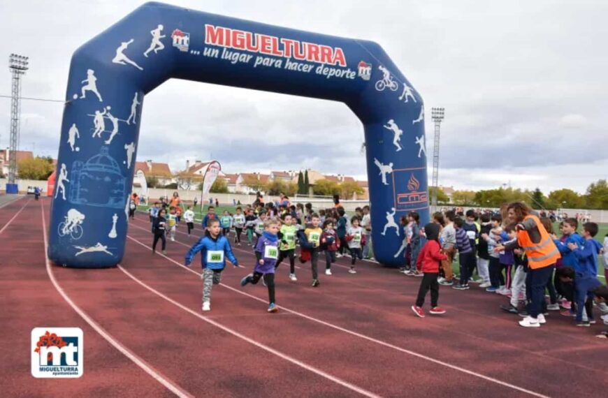 Masiva participación de niños y niñas en la popular “Carrera Mini” de Miguelturra el pasado sábado 19 de noviembre