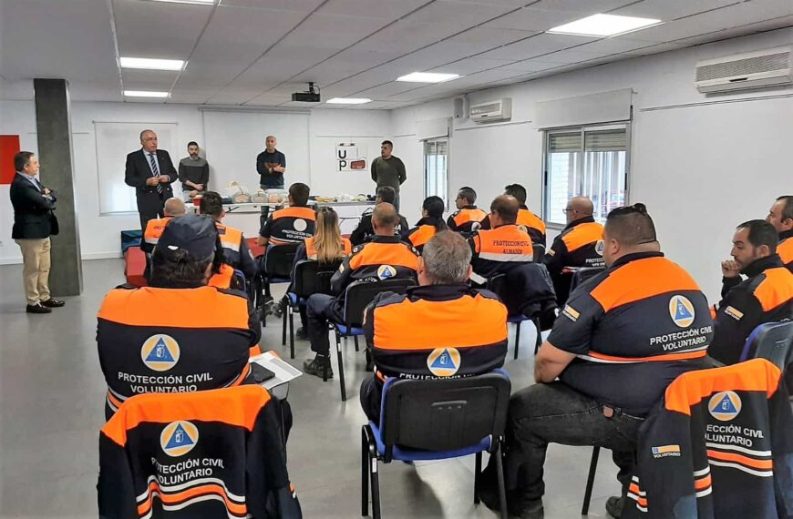 Una veintena de voluntarios de Protección Civil renuevan el carnet para utilizar el desfibrilador en un curso convocado por el Gobierno regional