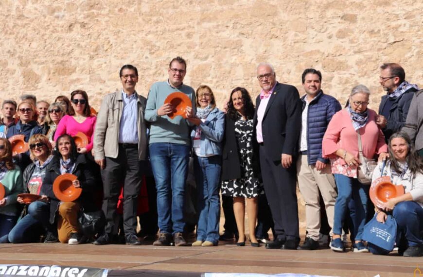Caballero agradeció el trabajo de los monitores y directores de las 98 Universidades Populares de la provincia con entrega de una bacía conmemorativa de los «Sabores del Quijote”