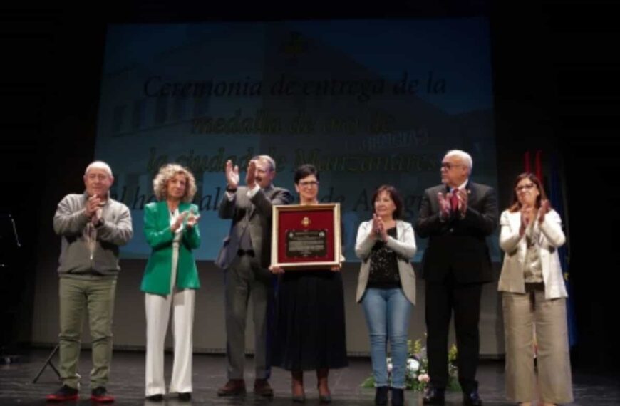 El hospital ‘Virgen de Altagracia’ de Manzanares recibió el viernes la Medalla de Oro de la Ciudad, en reconocimiento a sus 50 años de vida