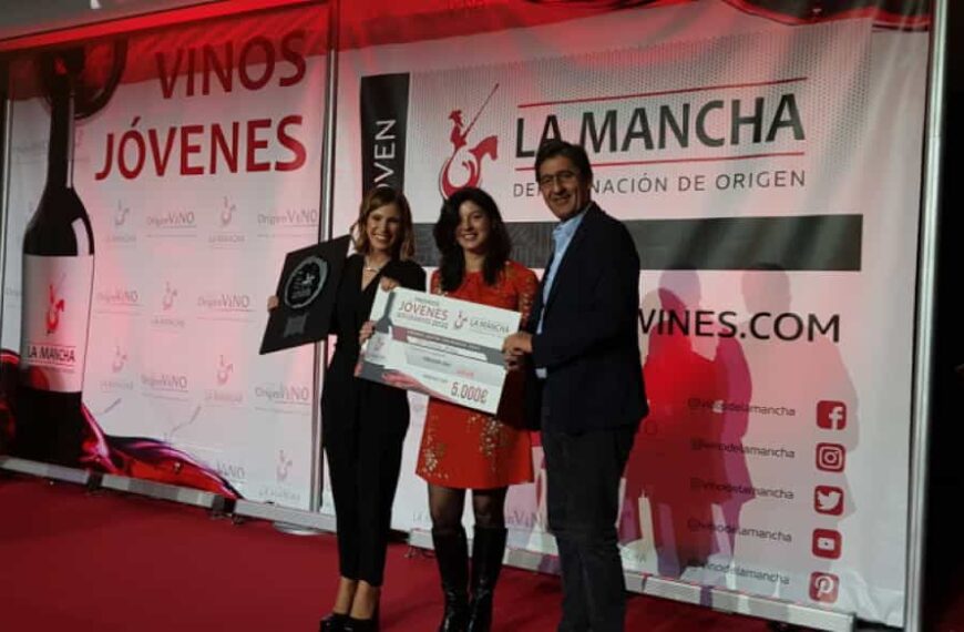 Caballero ha entregado el premio Solidario “Jóvenes 2021 Comunicación” a la periodista Victoria Arnau