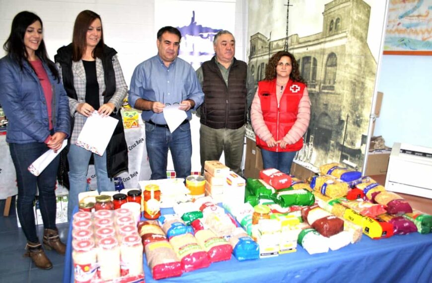 Ediciones Puertollano ha celebrado una recogida de alimentos que a cambio de su generosidad podían elegir algunos libros de su catálogo