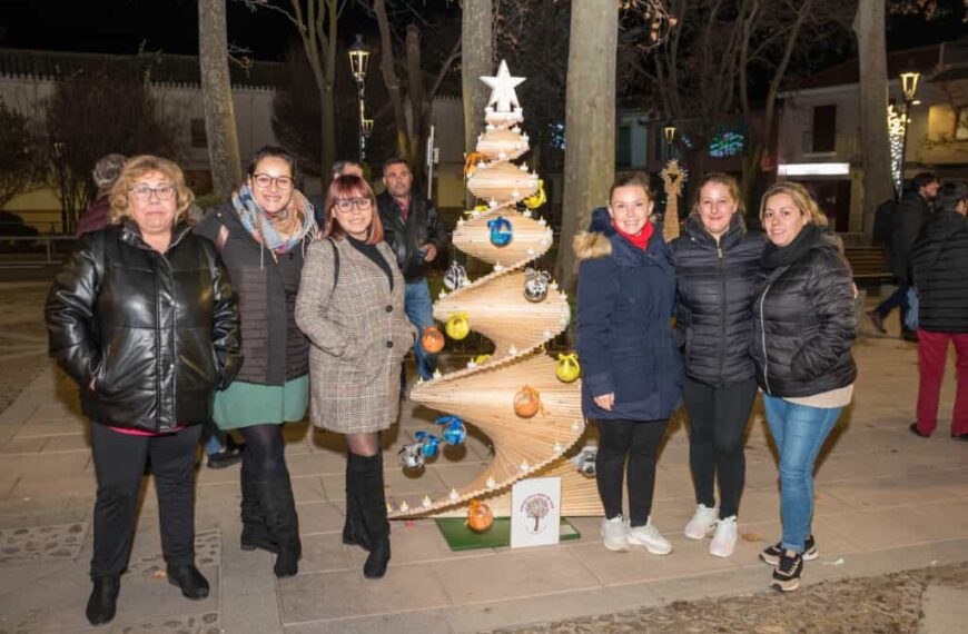 Inaugurado el paseo de árboles de Navidad de Argamasilla de Alba
