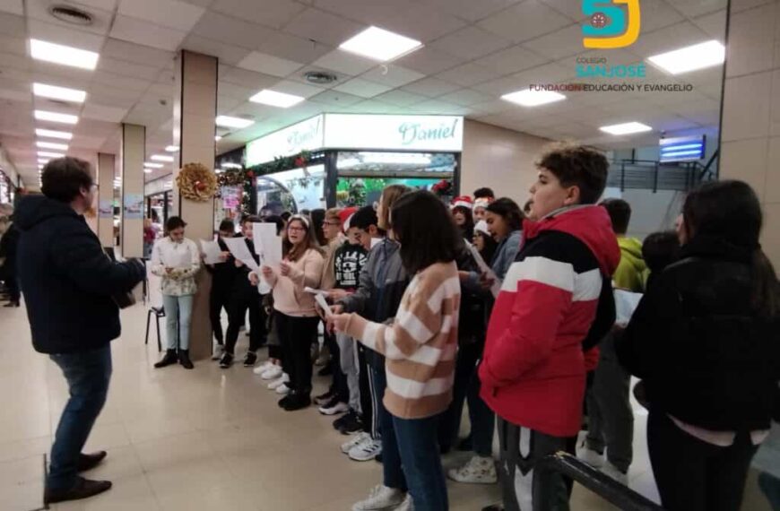 Los alumnos de 1º y 2º ESO del Colegio San José sacan la alegría de los villancicos a las calles de Puertollano