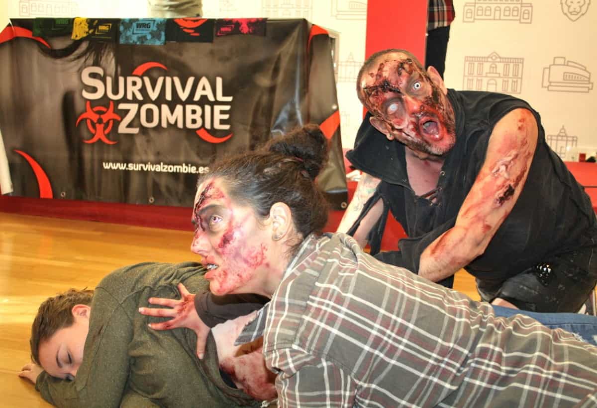 Emocionante apocalipsis zombie la noche del 10 de diciembre en el entorno de la plaza de Las Palmas de El Poblado en Puertollano