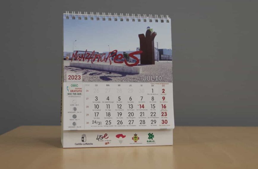 Ya se reparte el calendario informativo 2023 de la OMIC con imágenes de lugares emblemáticos de Manzanares