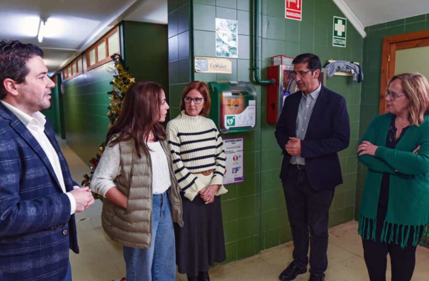 Instalado un desfibrilador en el CEIP Cristóbal Colón gracias al programa “Salva un corazón, salva una vida” con una inversión de 250.000 euros, incluida en los presupuestos de 2023